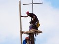  Austausch eines Kirchenkreuzes mit Industriekletterern 